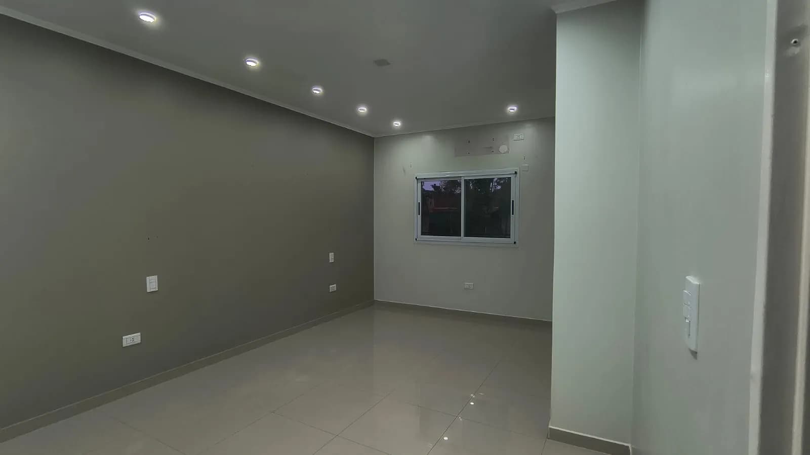 Habitación moderna vacía con excelente iluminación
