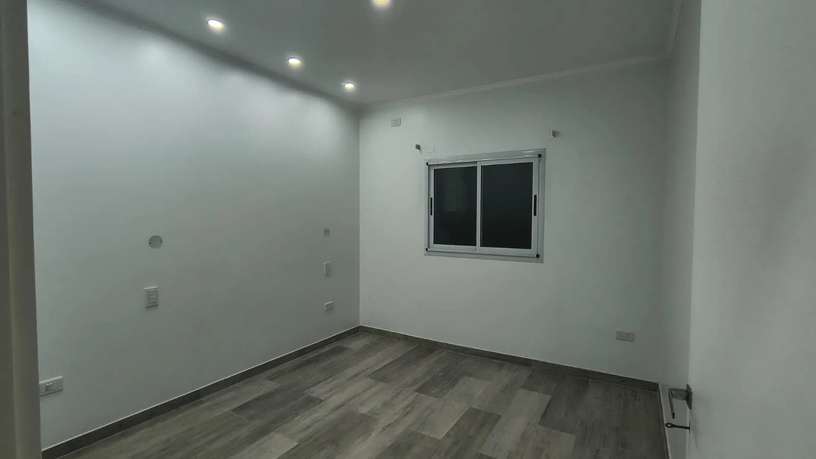Habitación vacía con piso flotante