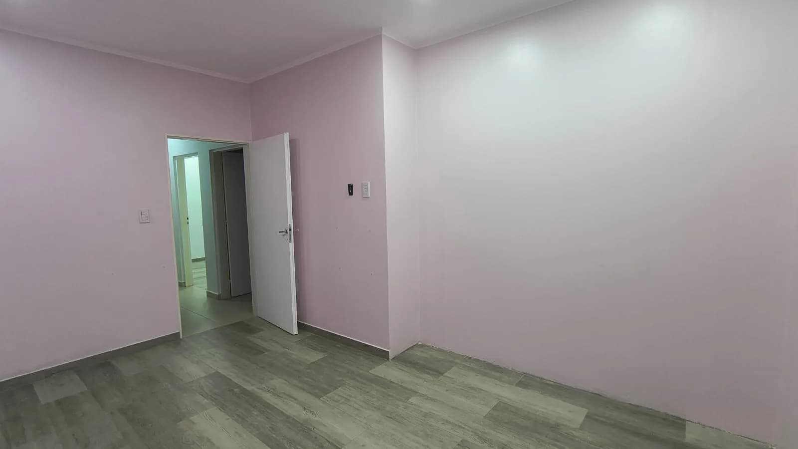 Habitación vacía con paredes rosadas