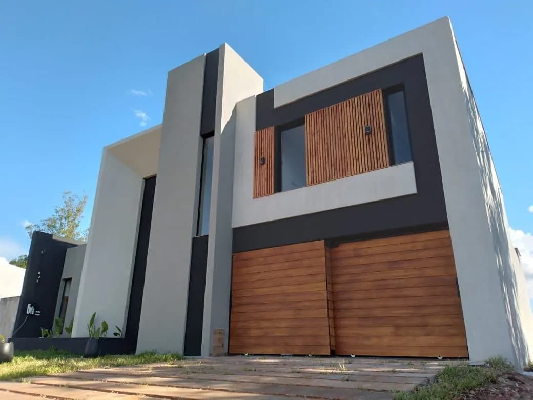 MODERNA CASA EN VENTA DE 3 DORMITORIOS!!