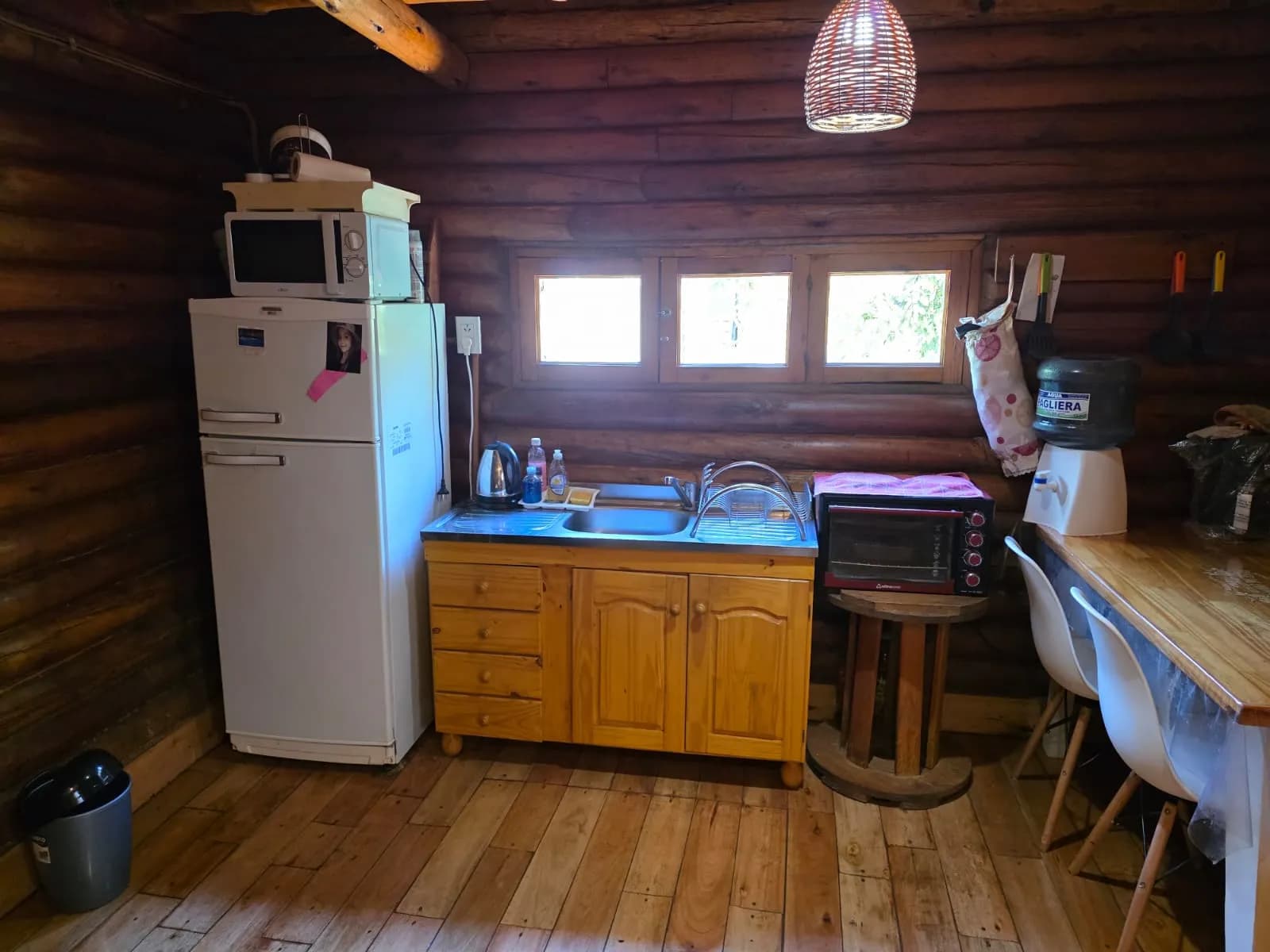 Cocina rústica en cabaña de madera