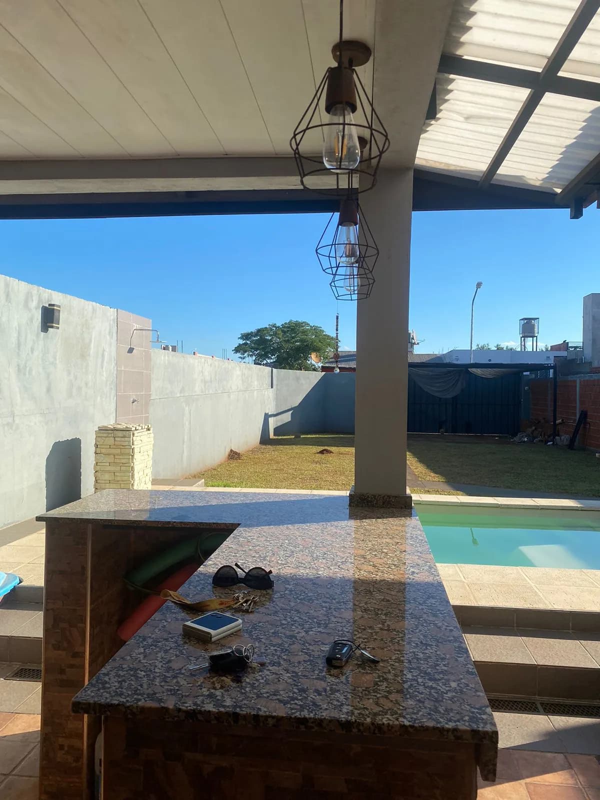 Quincho con barra y piscina