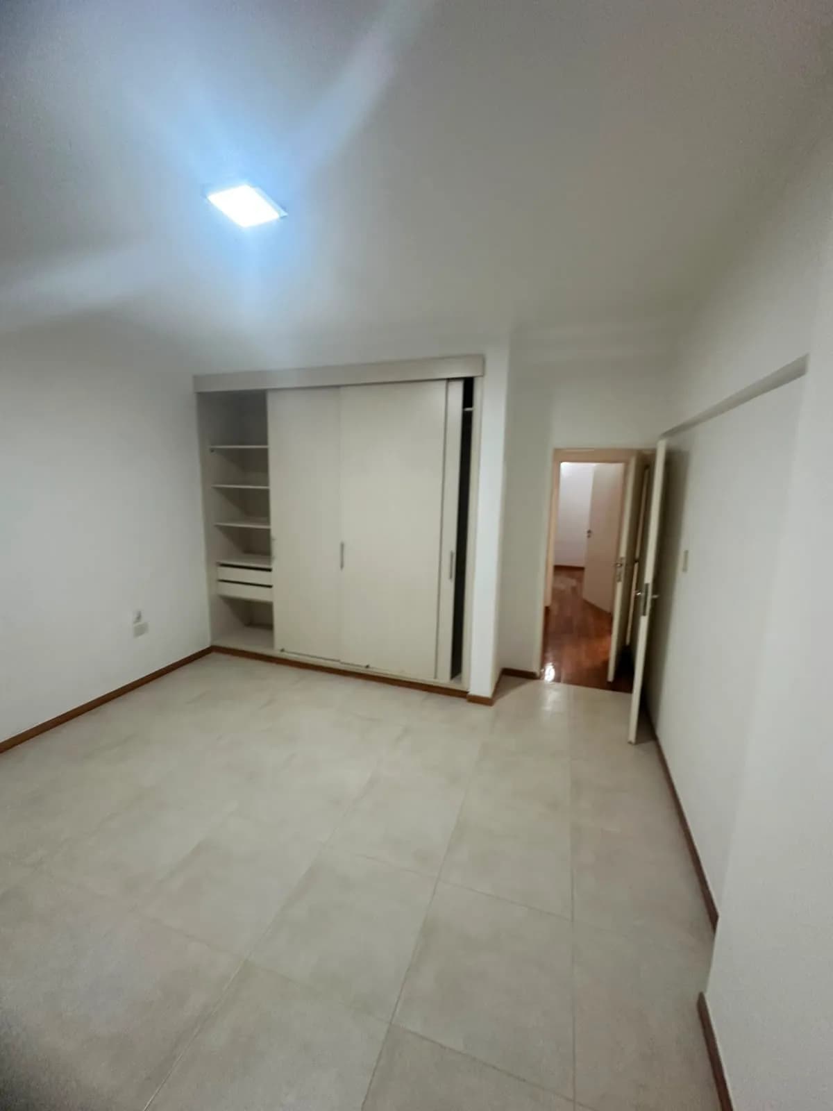 Dormitorio vacío con armario empotrado
