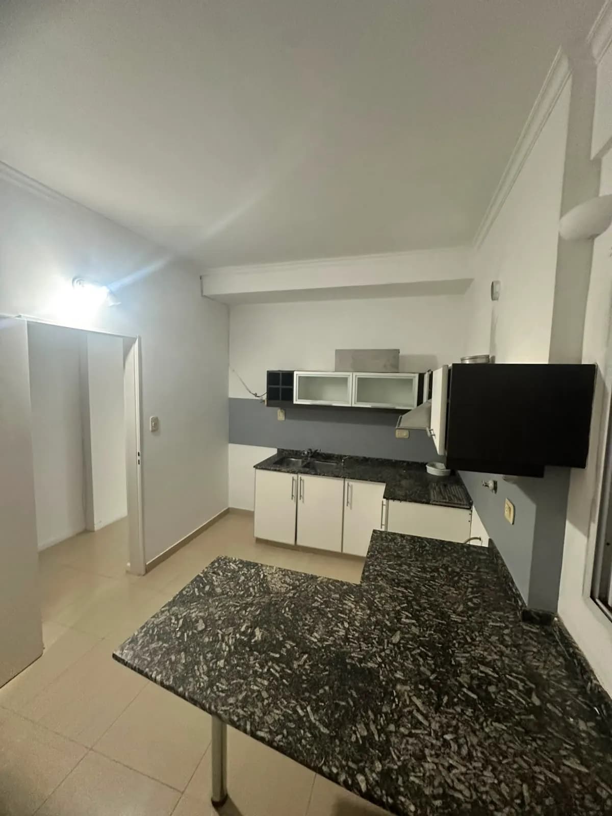 Cocina con mesada de granito