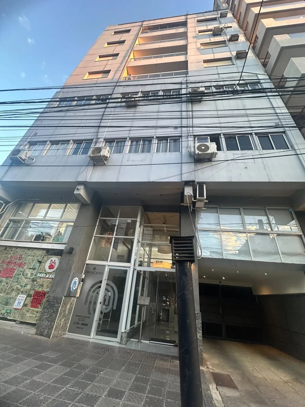 Fachada de edificio residencial y comercial