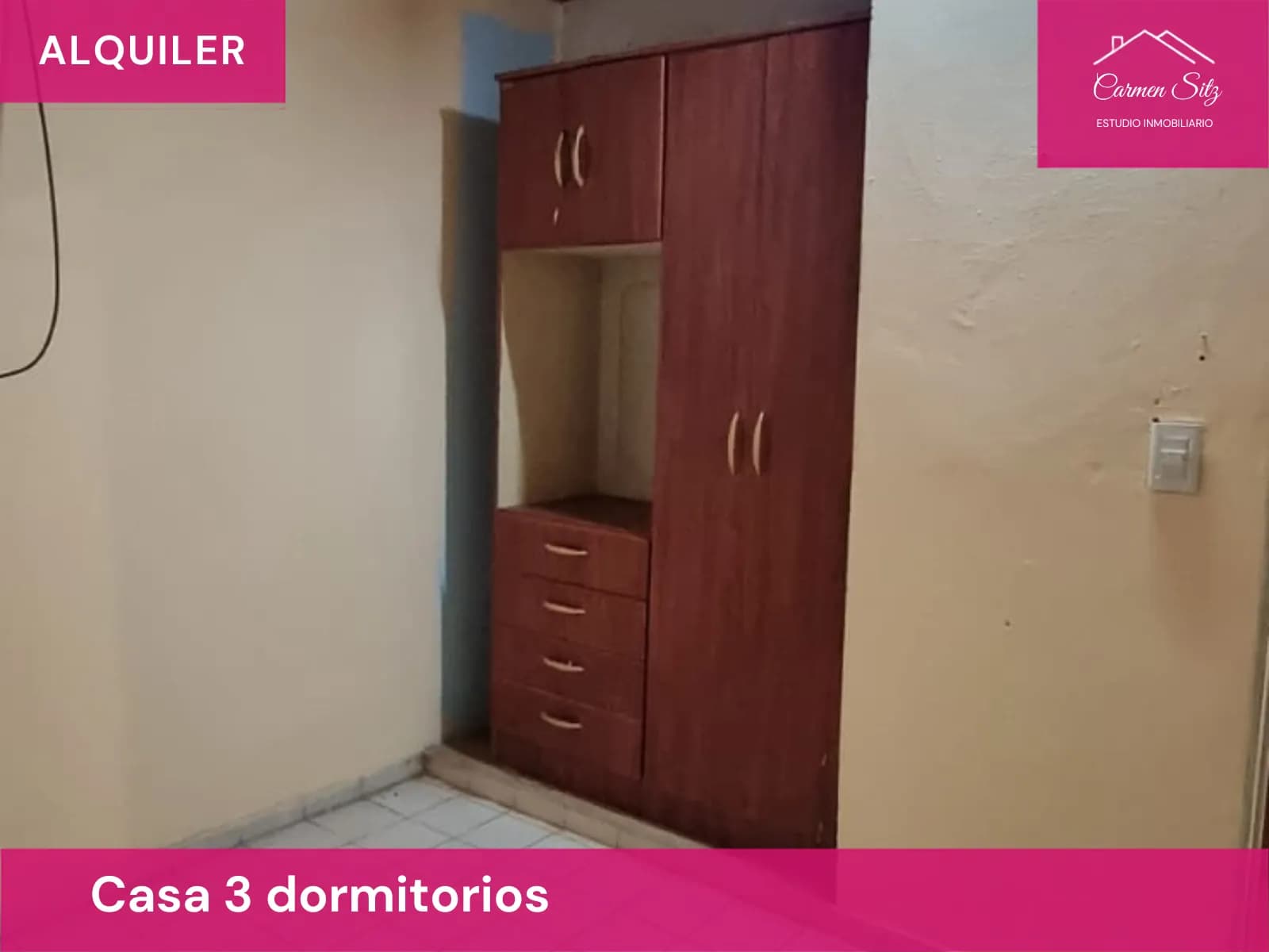 Dormitorio con ropero de madera