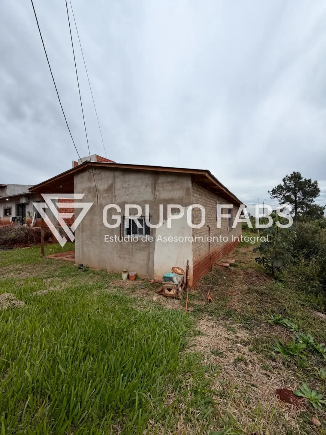Casa modesta en terreno verde