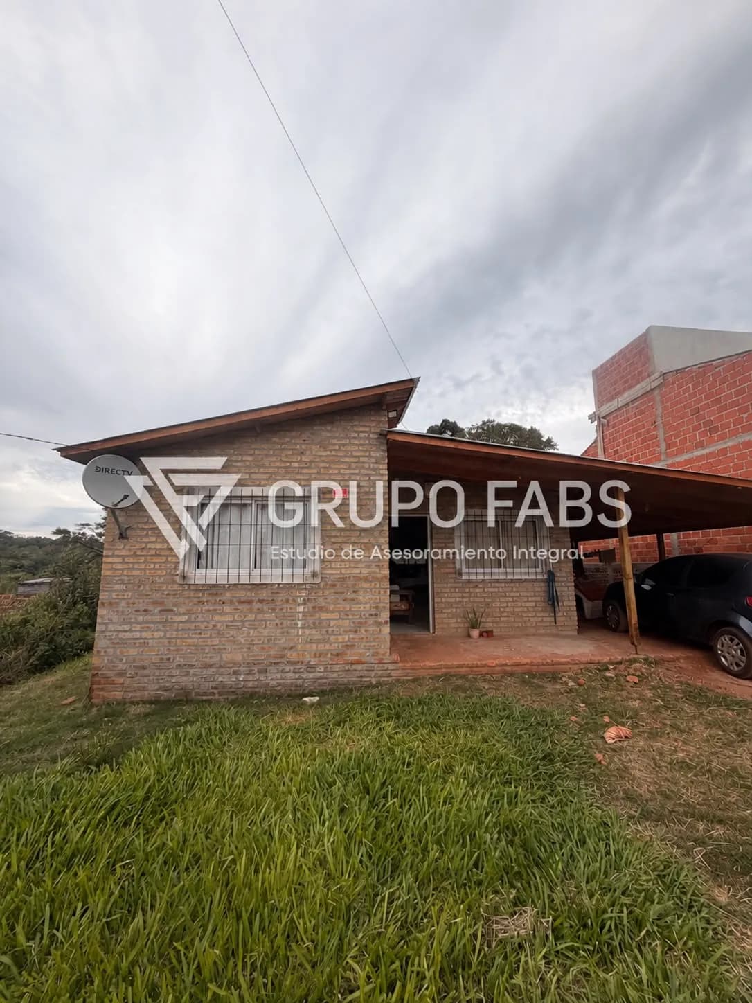 Casa de ladrillo con cochera