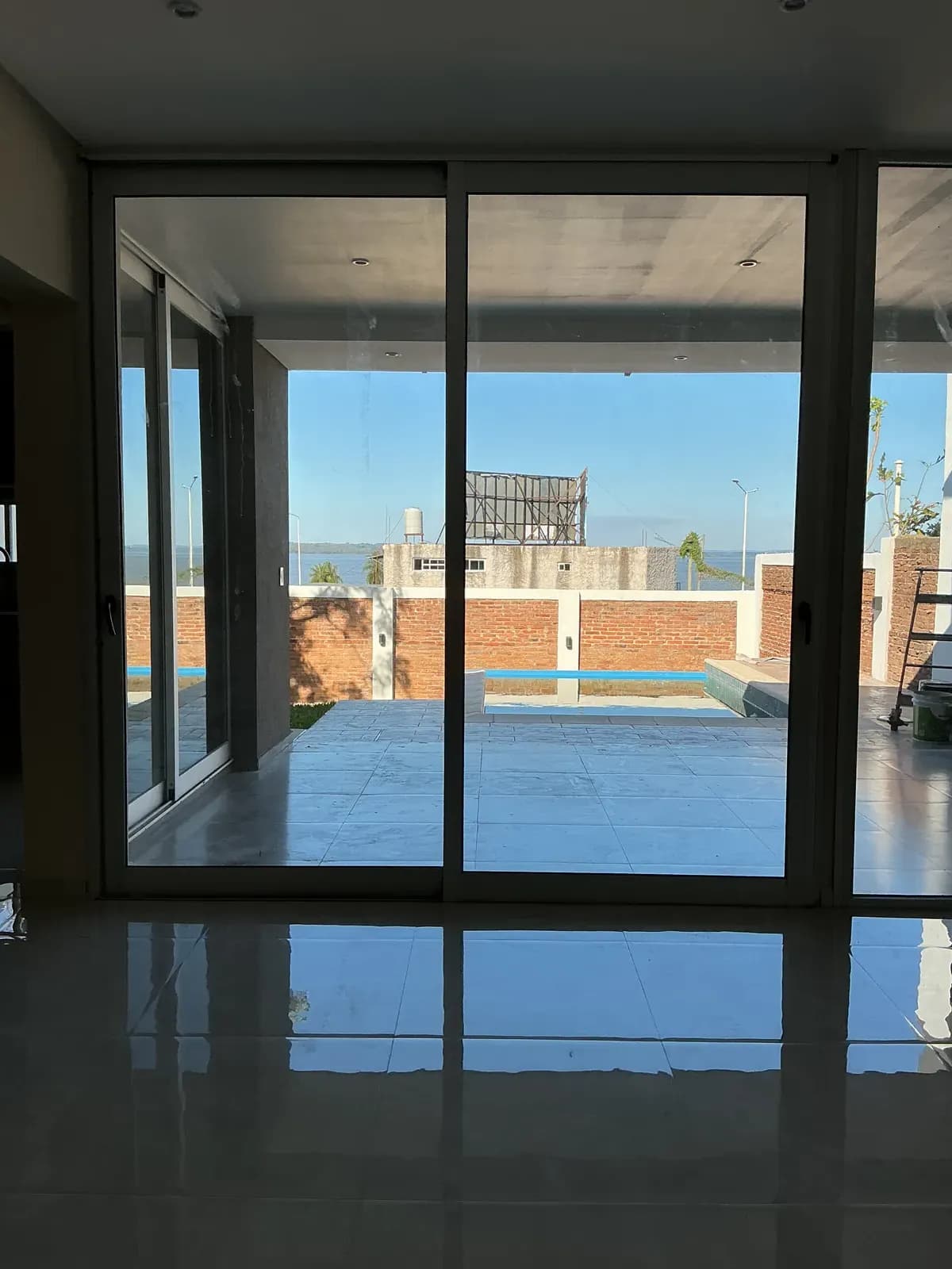 Ventanal con vista al patio