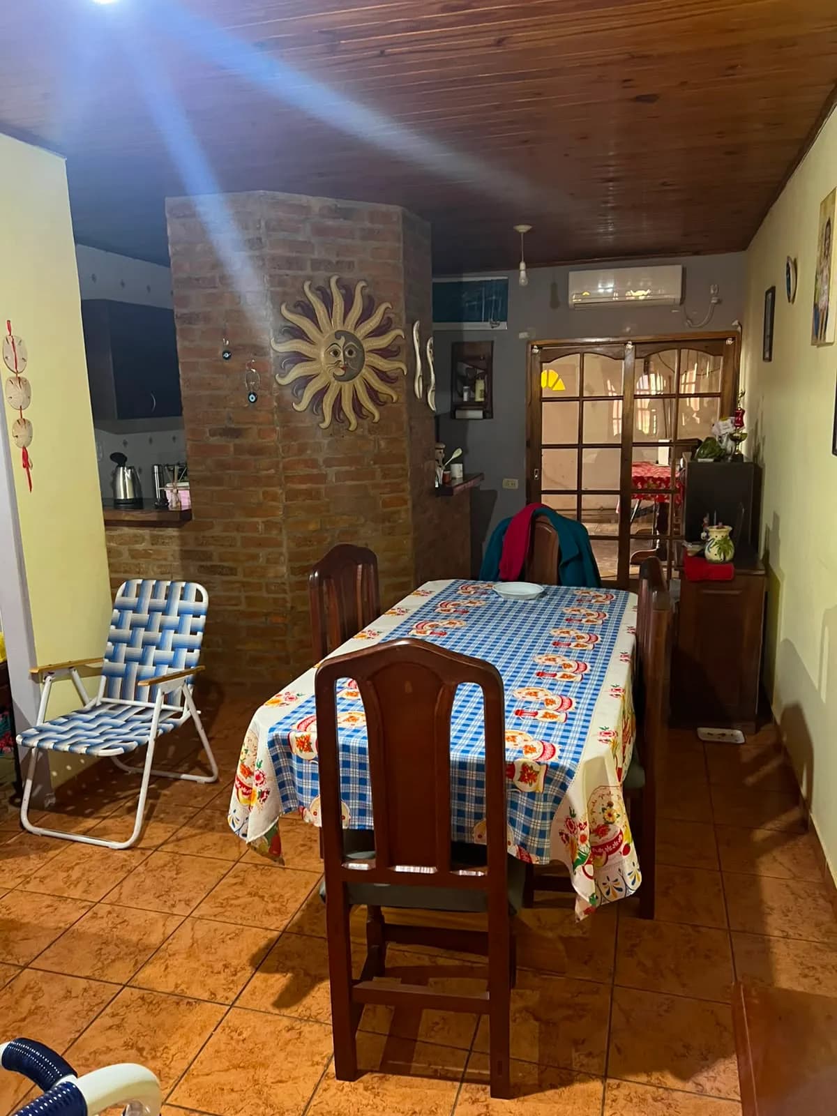 Comedor rústico con techo de madera