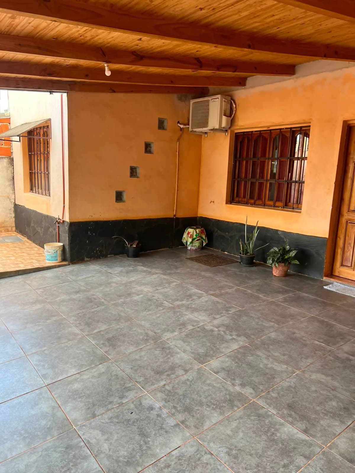Patio techado con techo de madera