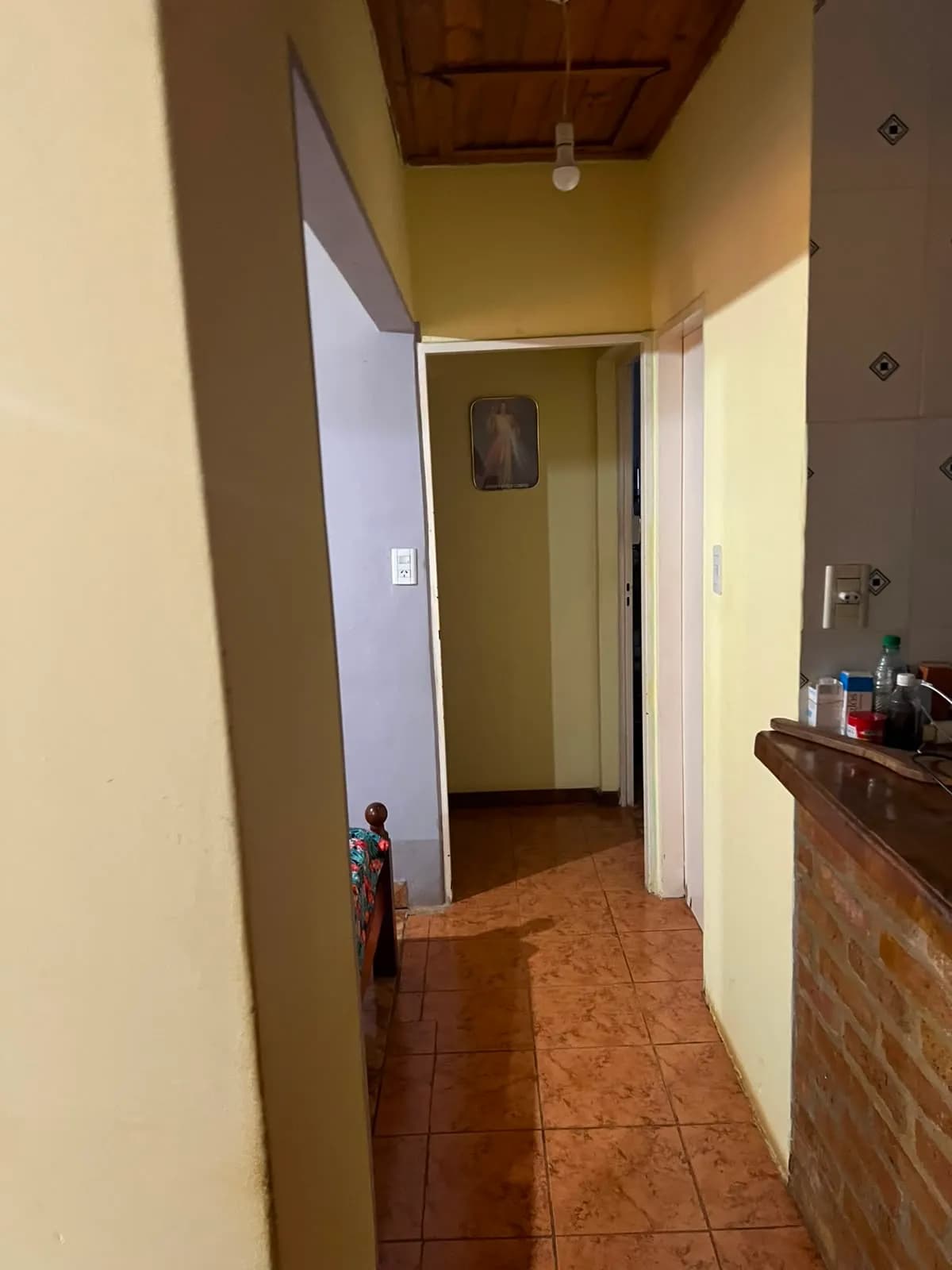 Pasillo distribuidor con piso cerámico