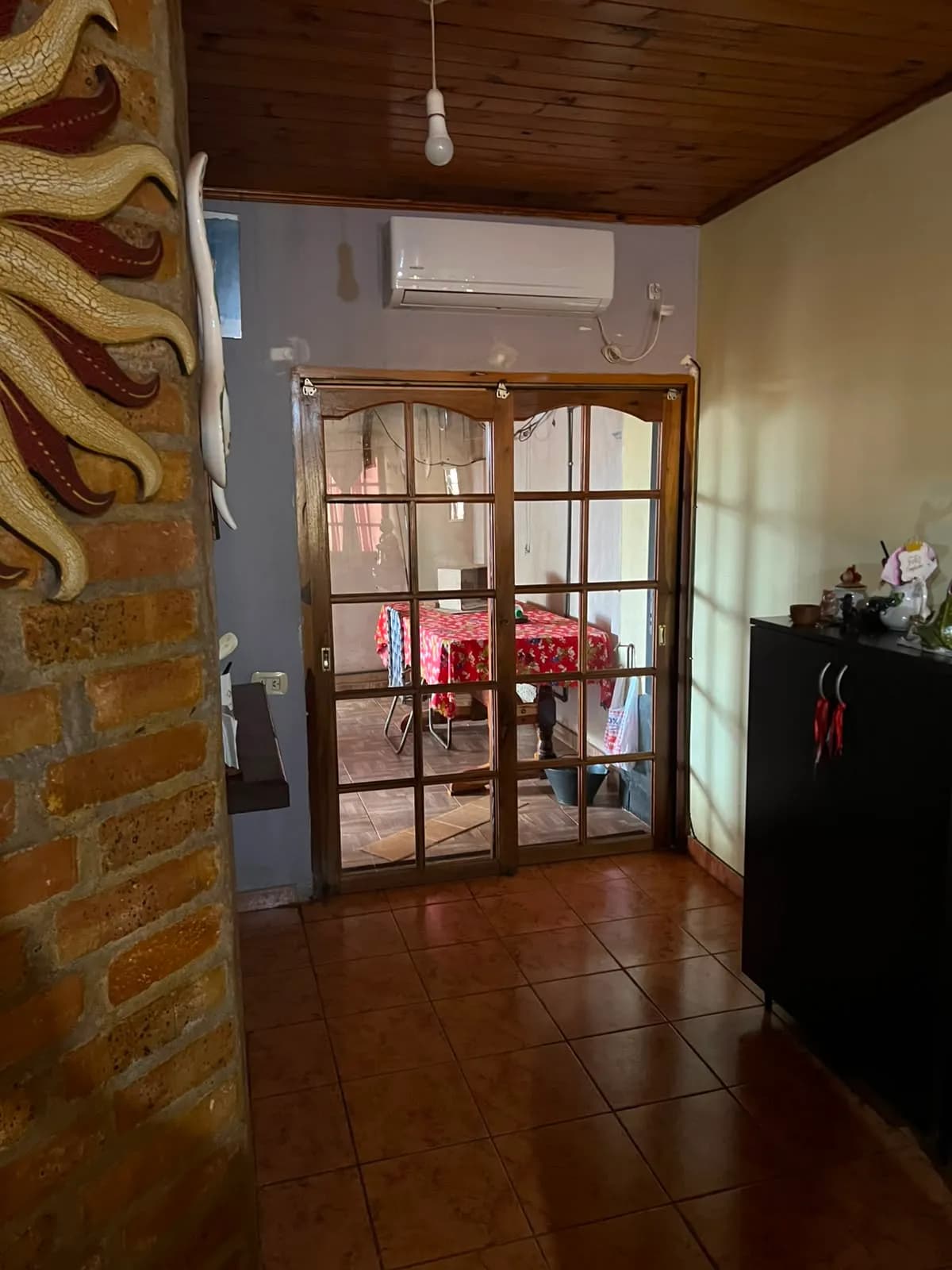 Interior acogedor con detalles de madera