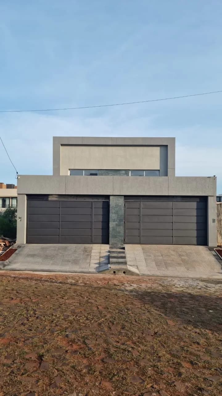 Fachada de casa moderna con garaje