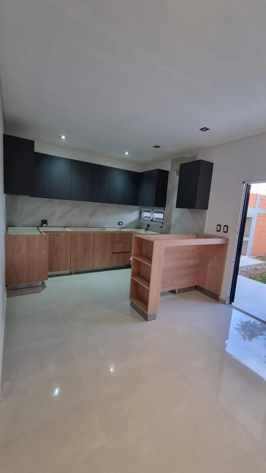 Cocina moderna con acabados en madera