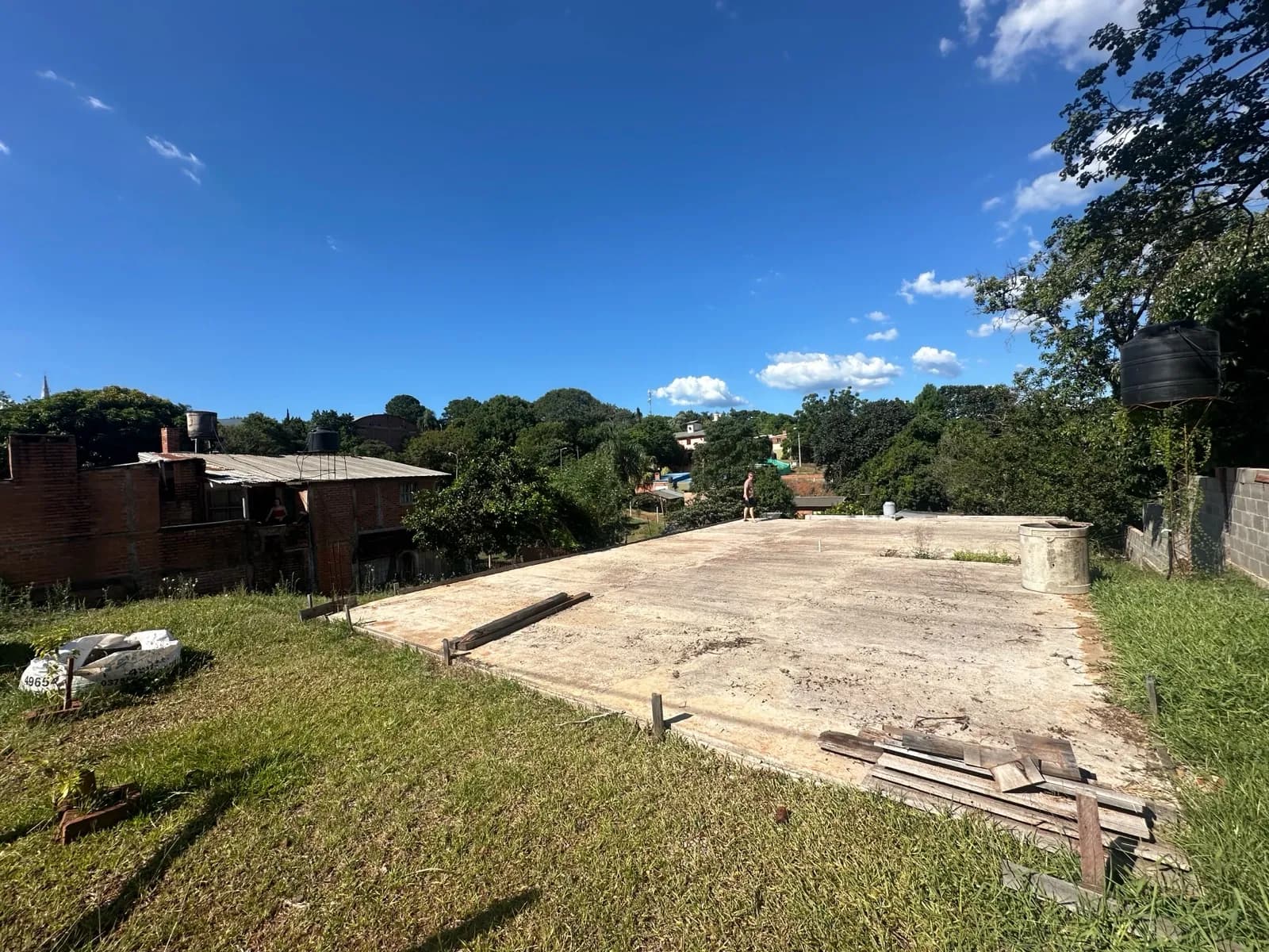 En Venta terreno de 19m x 29m con Base para Casa en el centro de Dos de Mayo, Misiones