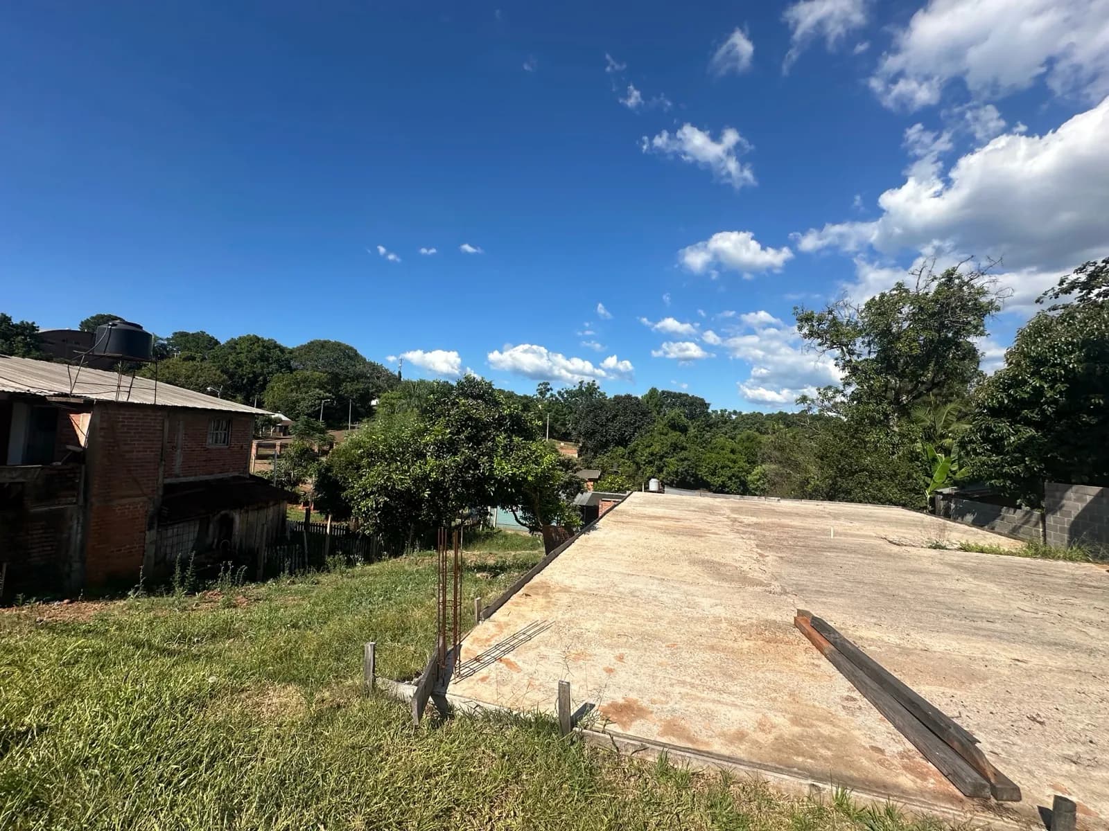 En Venta terreno de 19m x 29m con Base para Casa en el centro de Dos de Mayo, Misiones