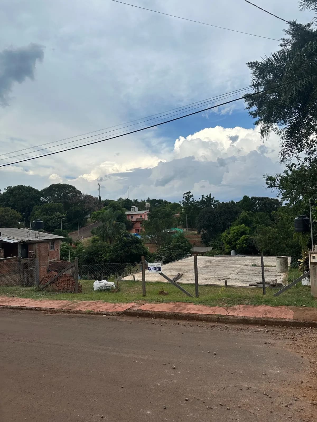 En Venta terreno de 19m x 29m con Base para Casa en el centro de Dos de Mayo, Misiones