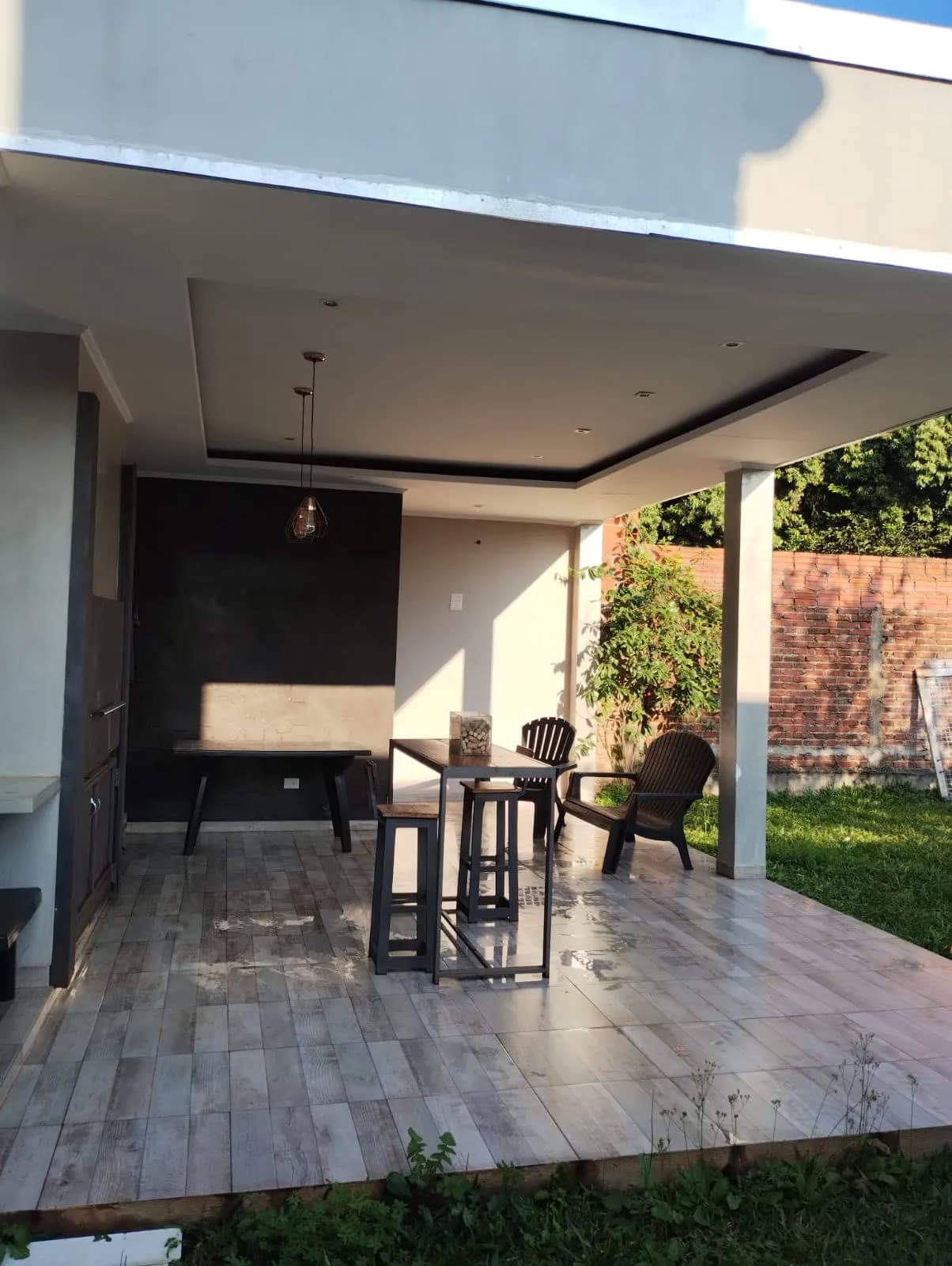 Galería cubierta con muebles de exterior