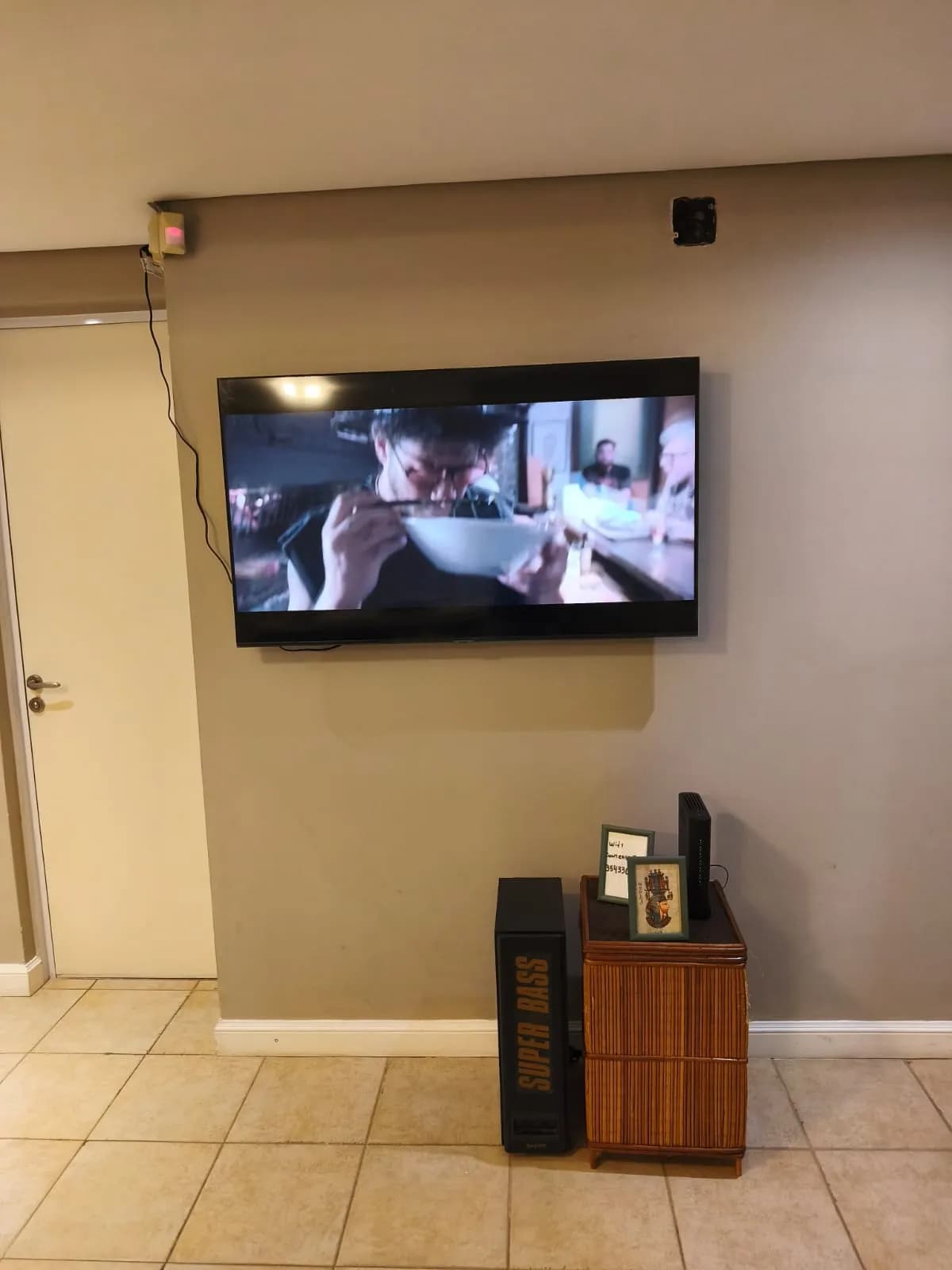 Zona de estar con televisión