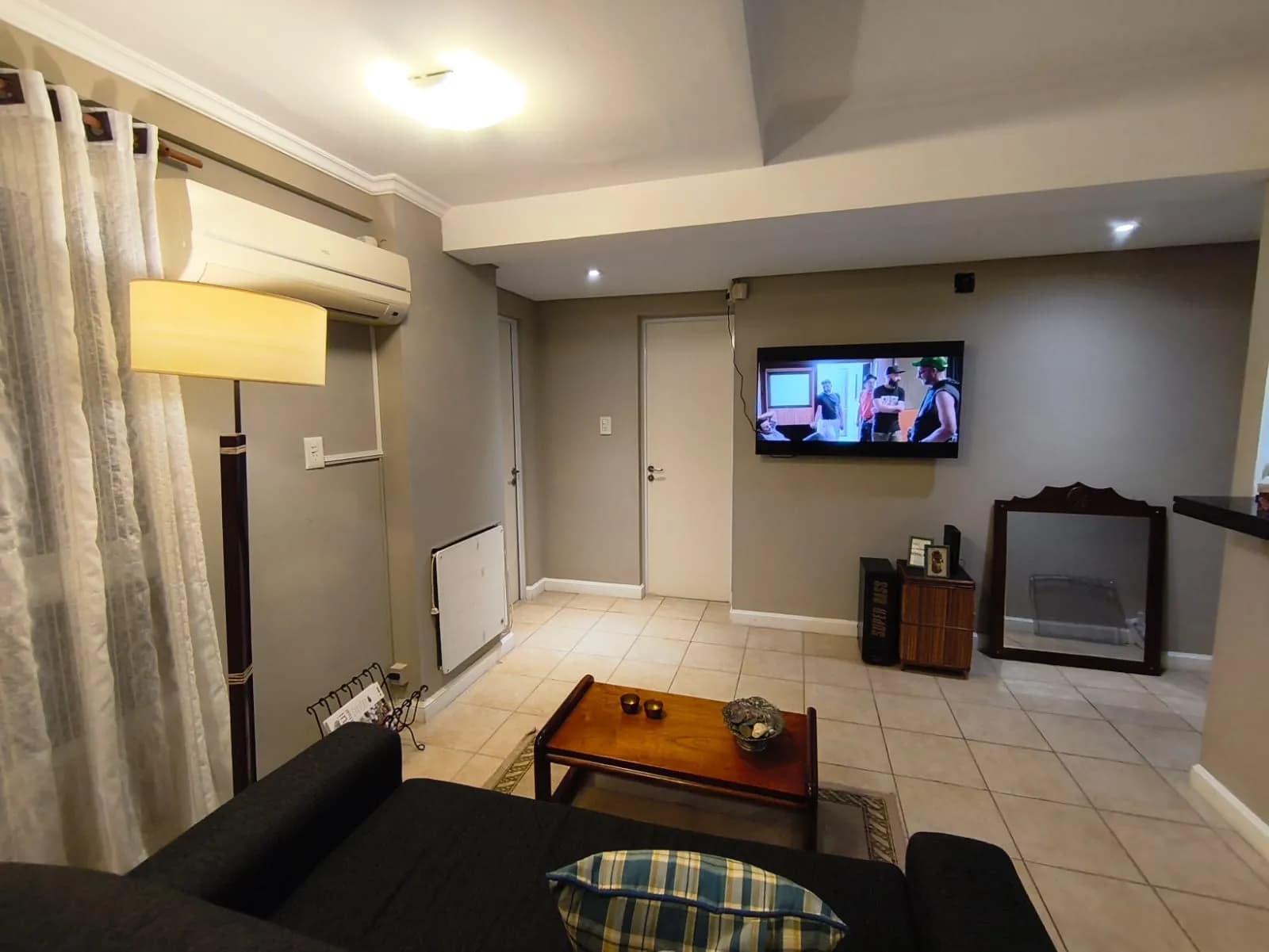 Living acogedor con televisión y sofá