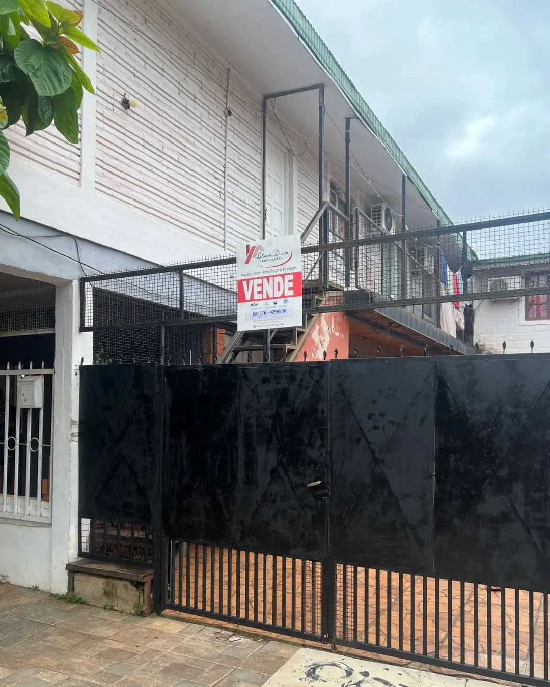 Propiedad en venta con portón negro