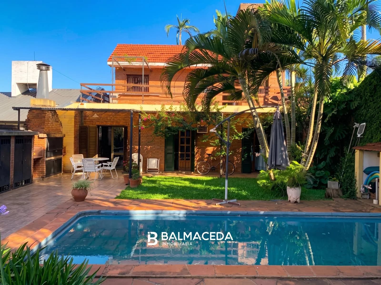 Hermosa y Amplia Casa con Pileta sobre Lote Doble en Barrio Residencial Sur, Posadas.