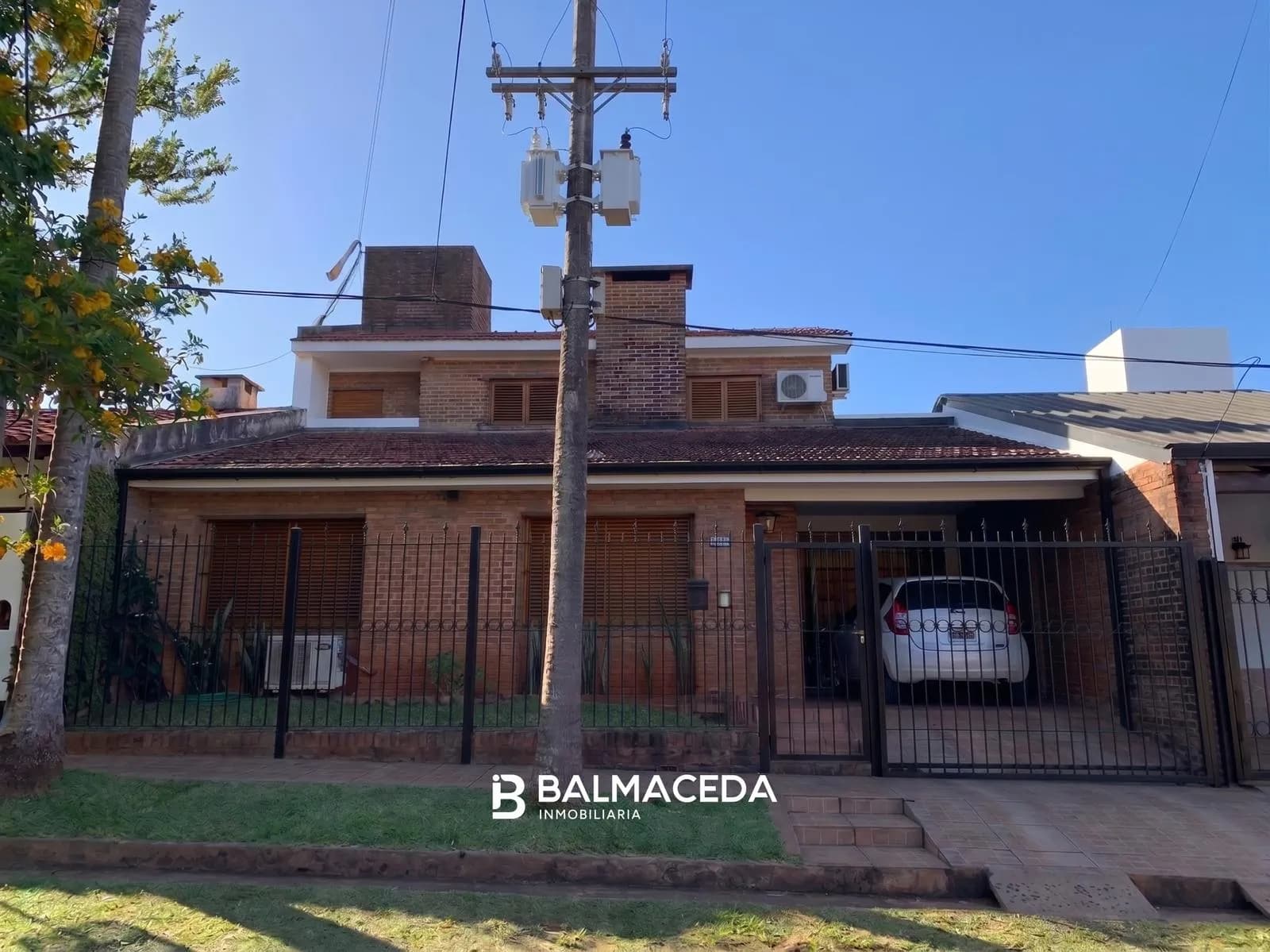Hermosa y Amplia Casa con Pileta sobre Lote Doble en Barrio Residencial Sur, Posadas.
