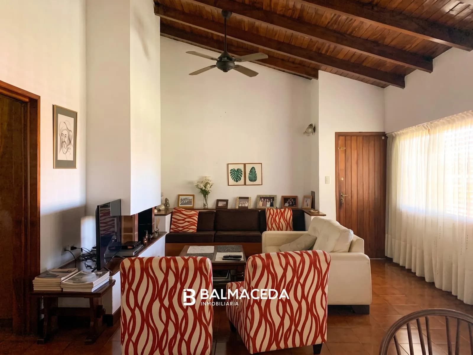 Hermosa y Amplia Casa con Pileta sobre Lote Doble en Barrio Residencial Sur, Posadas.
