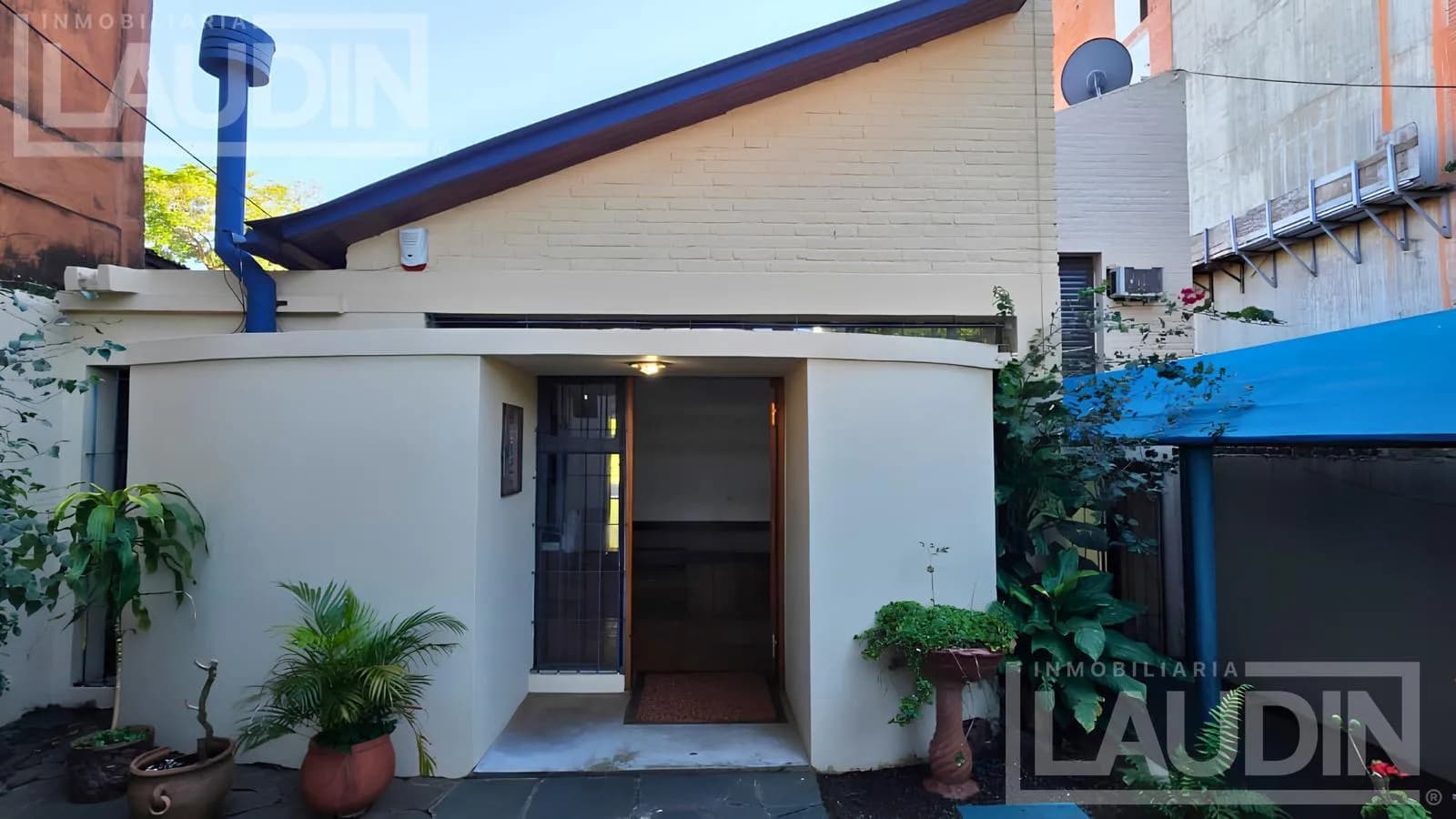 E VENDE CASA DE 5 DORMITORIOS CON PISCINA – AV. URQUIZA
