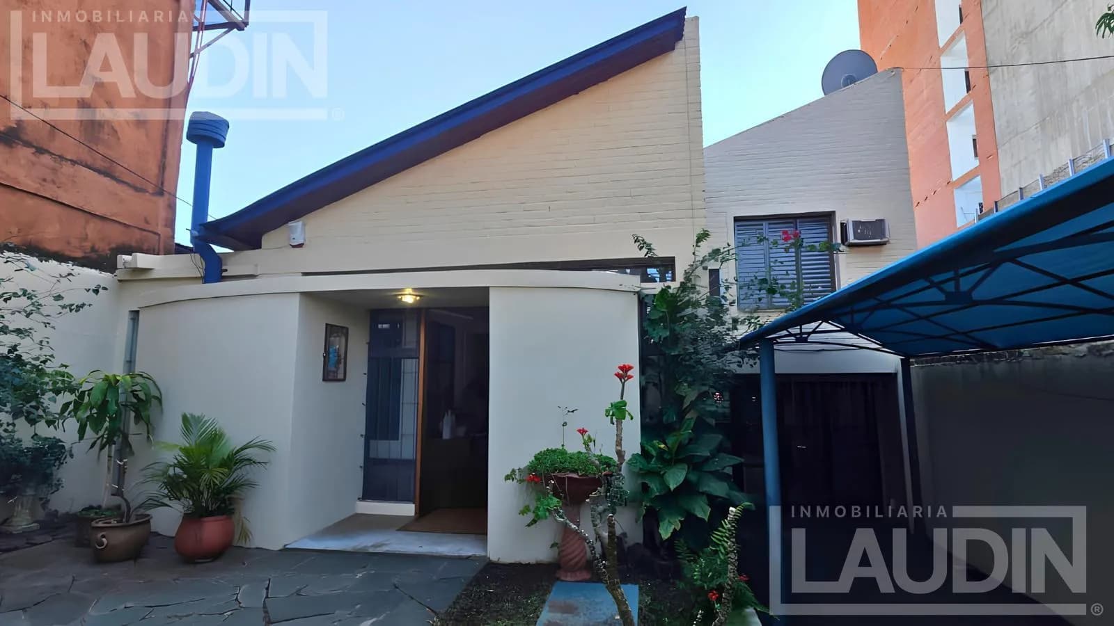 E VENDE CASA DE 5 DORMITORIOS CON PISCINA – AV. URQUIZA