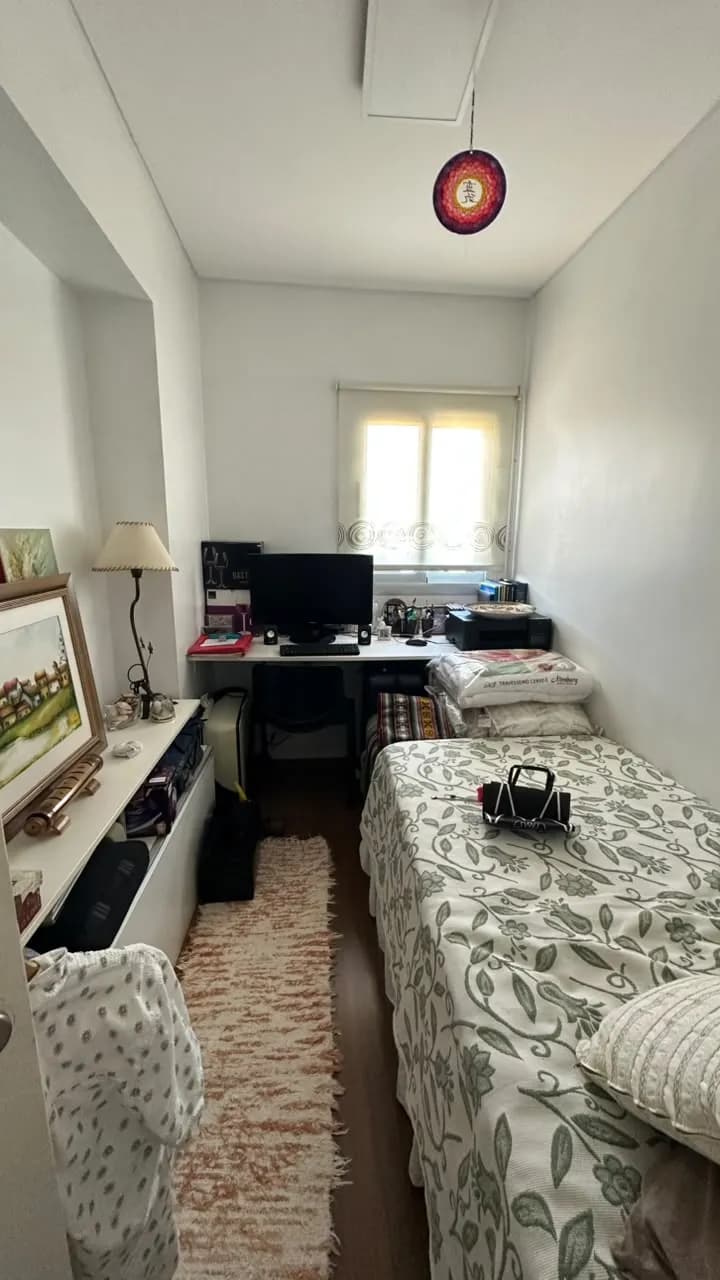 Dormitorio individual pequeño con escritorio
