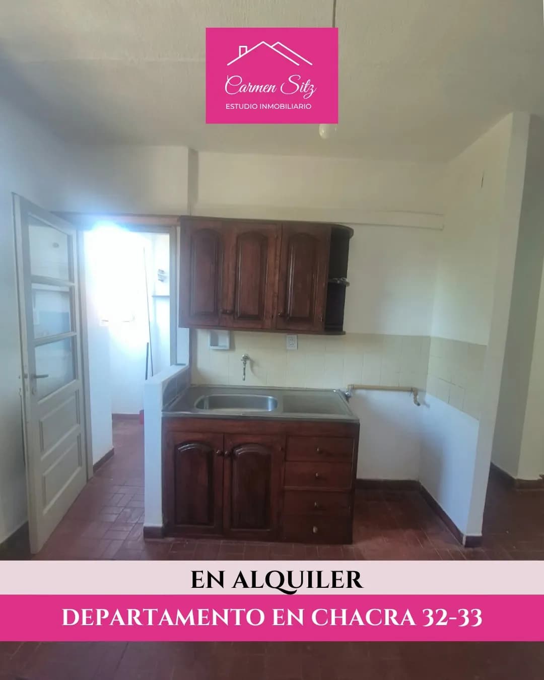 Cocina pequeña con muebles de madera