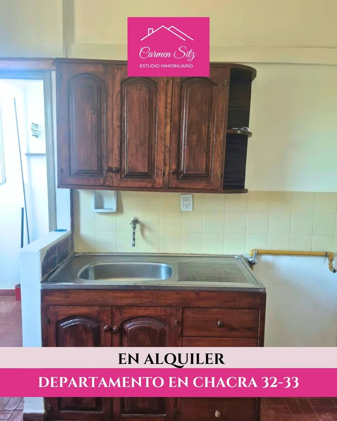 Cocina con muebles de madera
