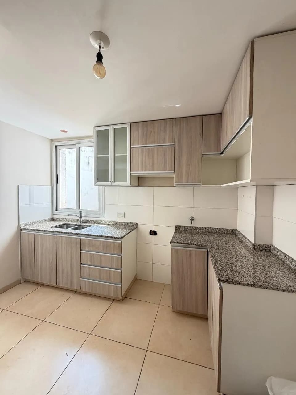 Cocina moderna con muebles de madera