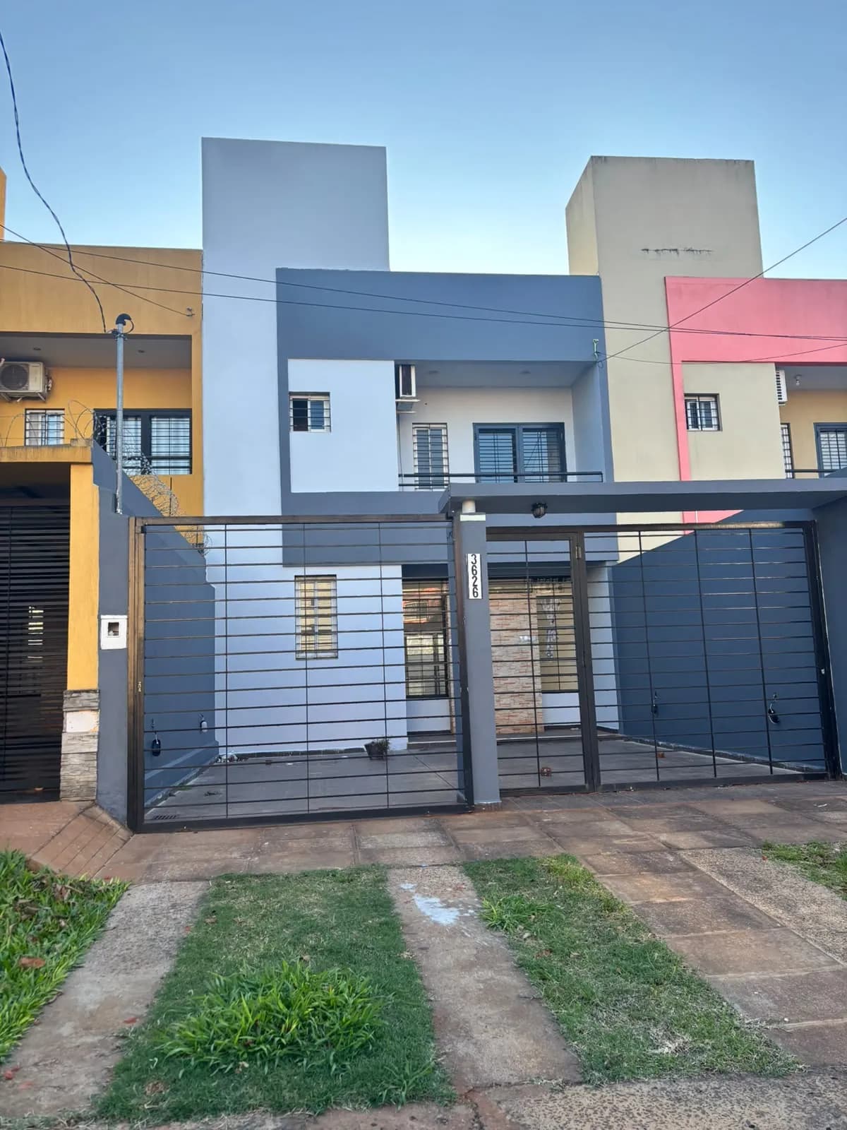 Casa moderna de dos plantas