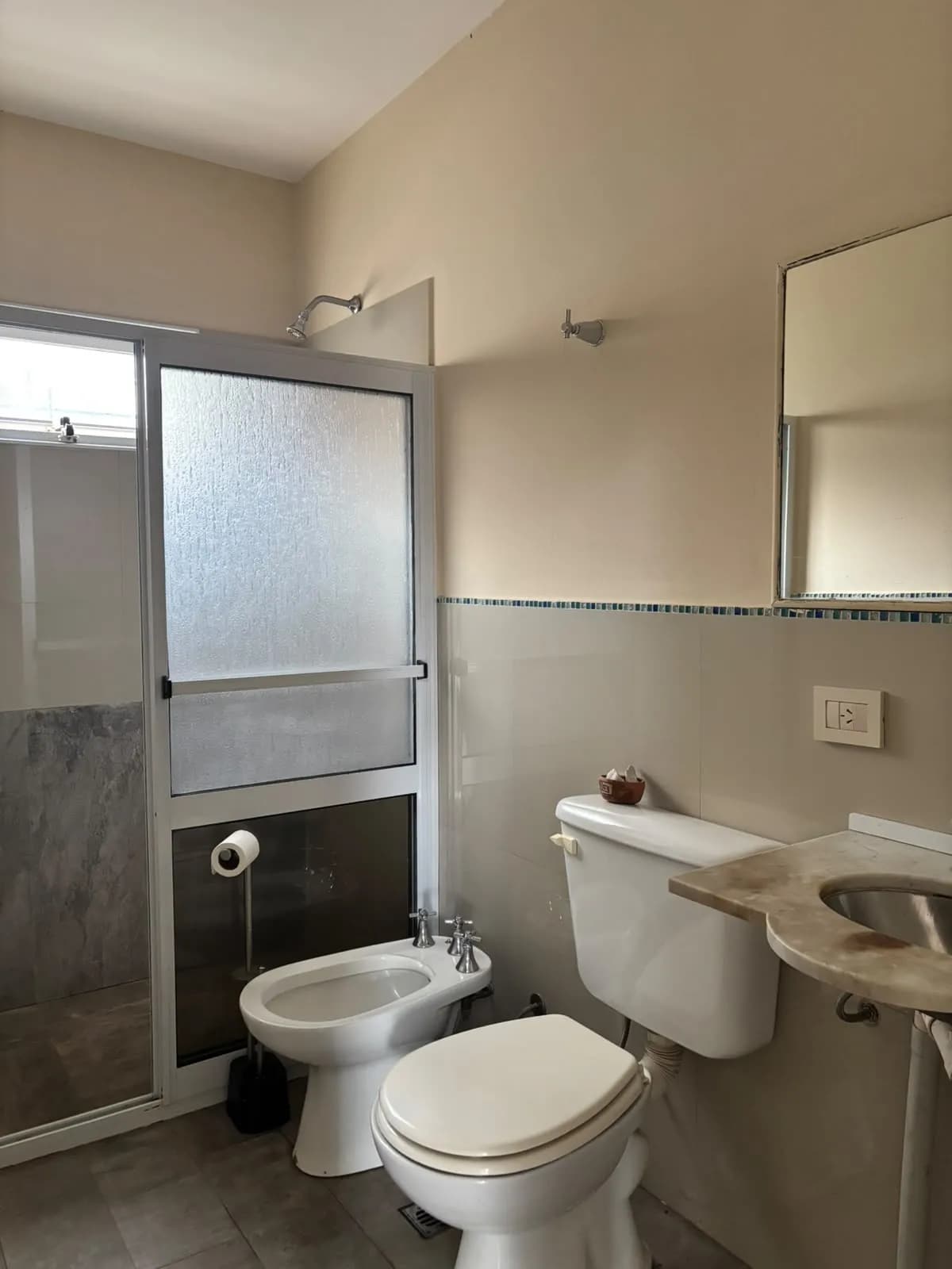 Baño completo con ducha y bidet
