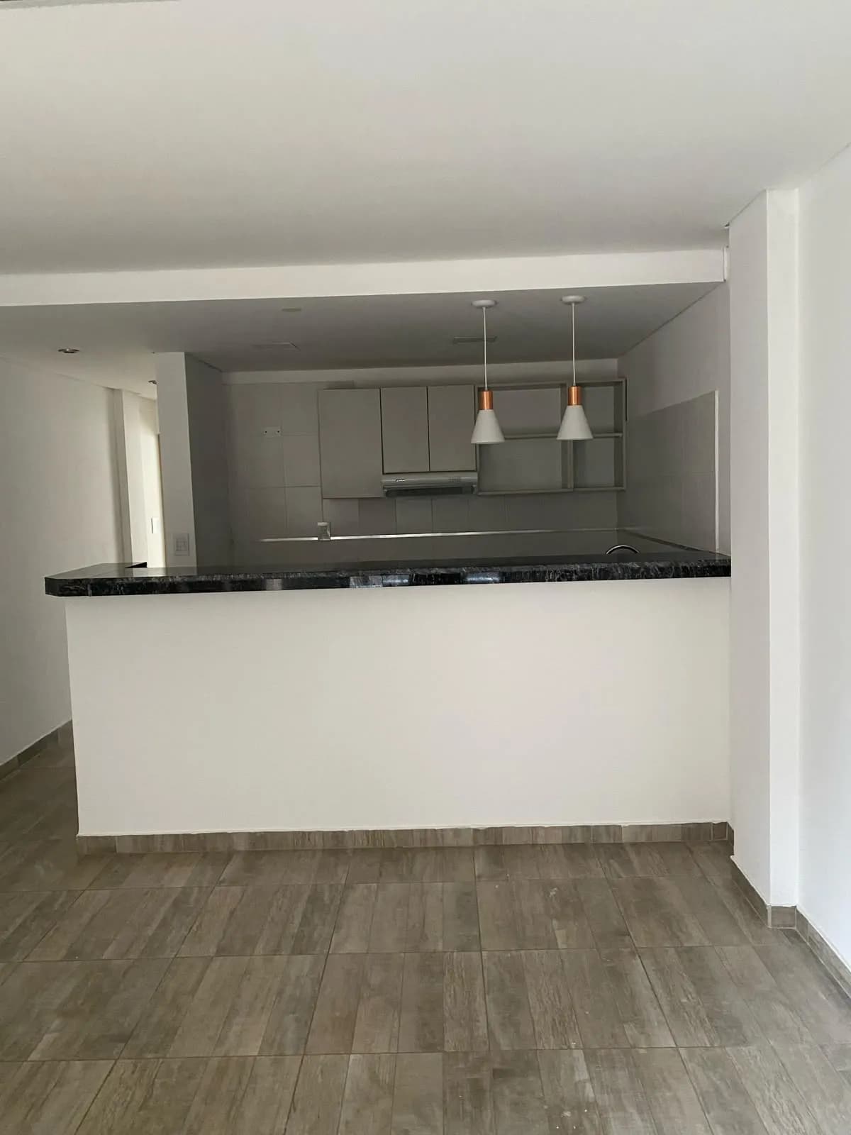 Cocina moderna con barra desayunadora