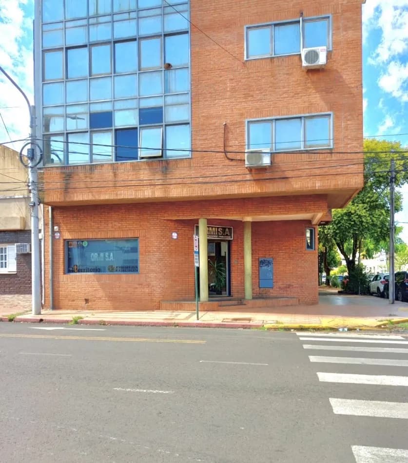 Edificio comercial de ladrillo visto