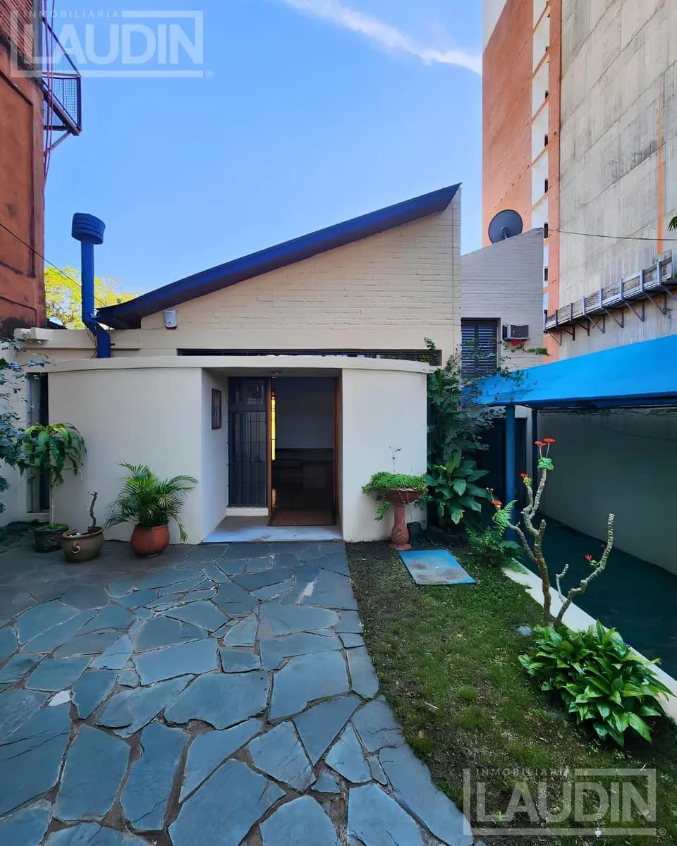 E VENDE CASA DE 5 DORMITORIOS CON PISCINA – AV. URQUIZA