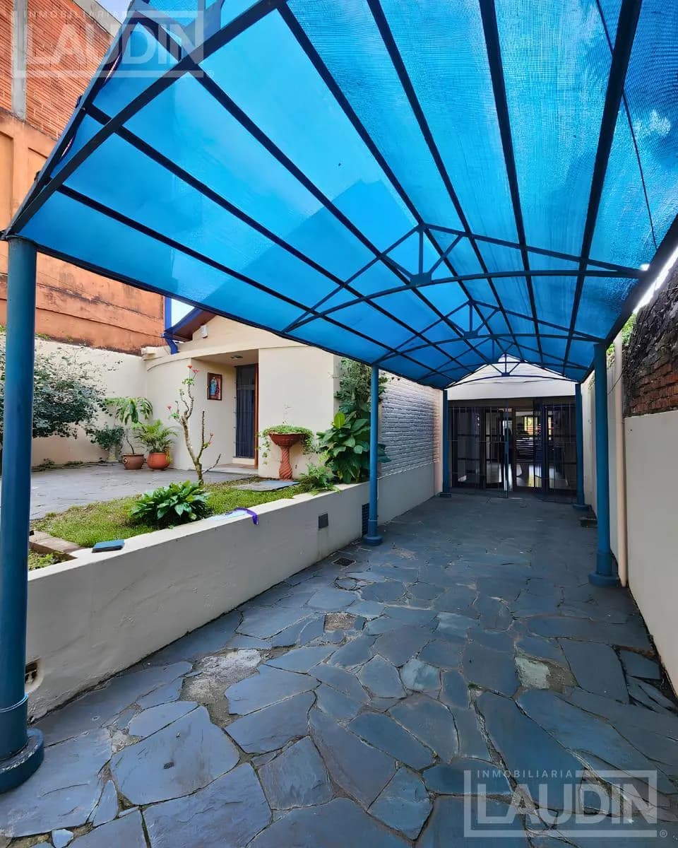 E VENDE CASA DE 5 DORMITORIOS CON PISCINA – AV. URQUIZA