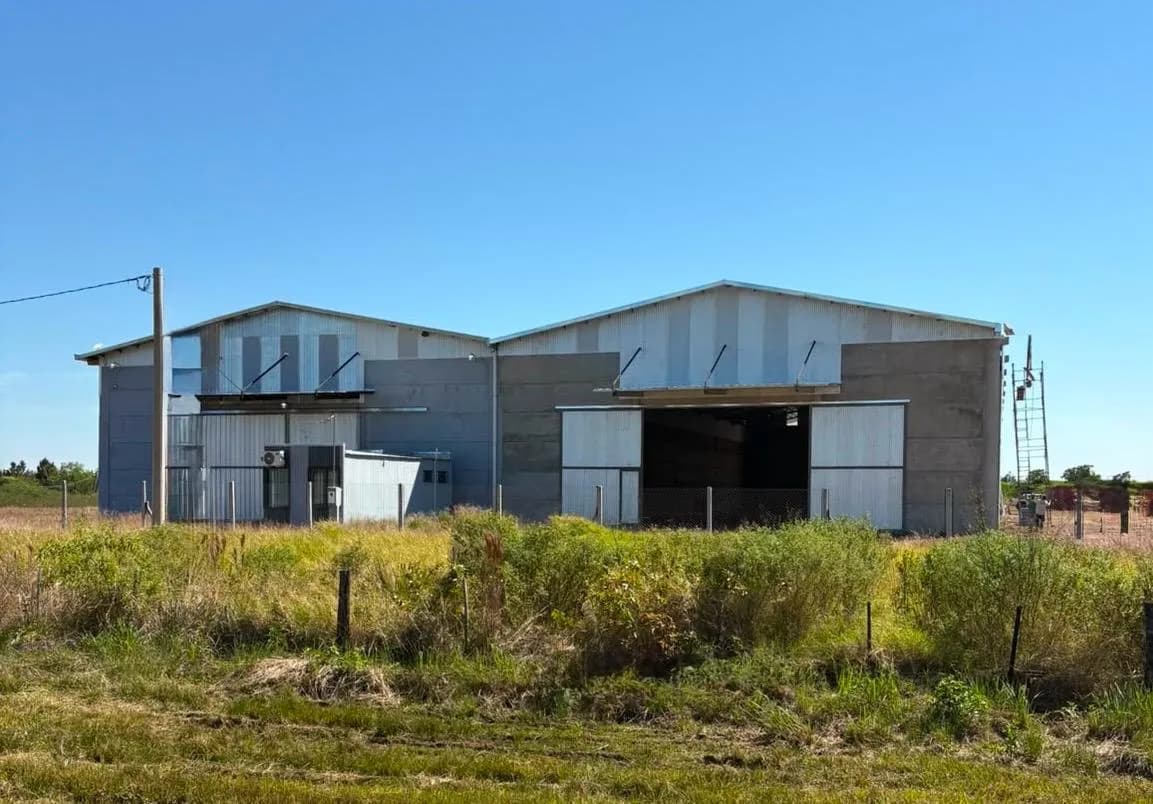 Galpón industrial sobre amplio terreno