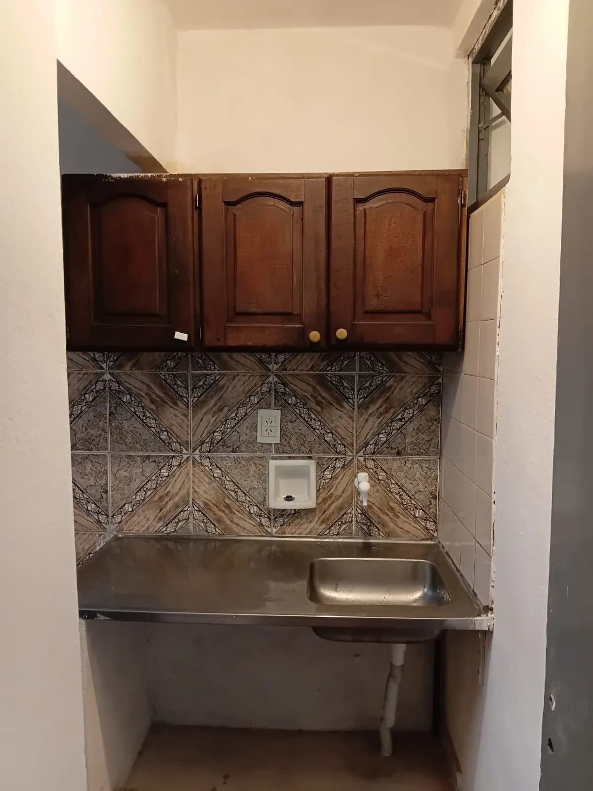 Pequeña cocina con muebles de madera