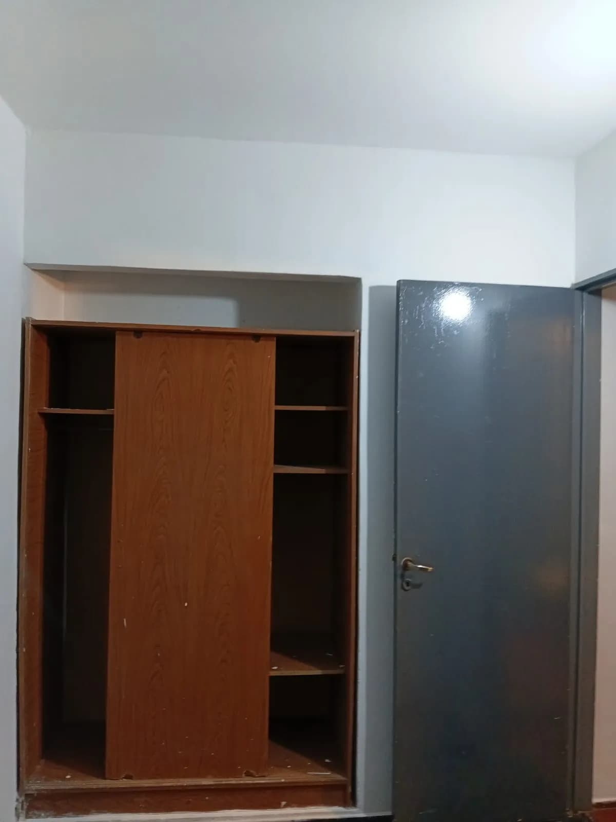 Habitación con armario de madera