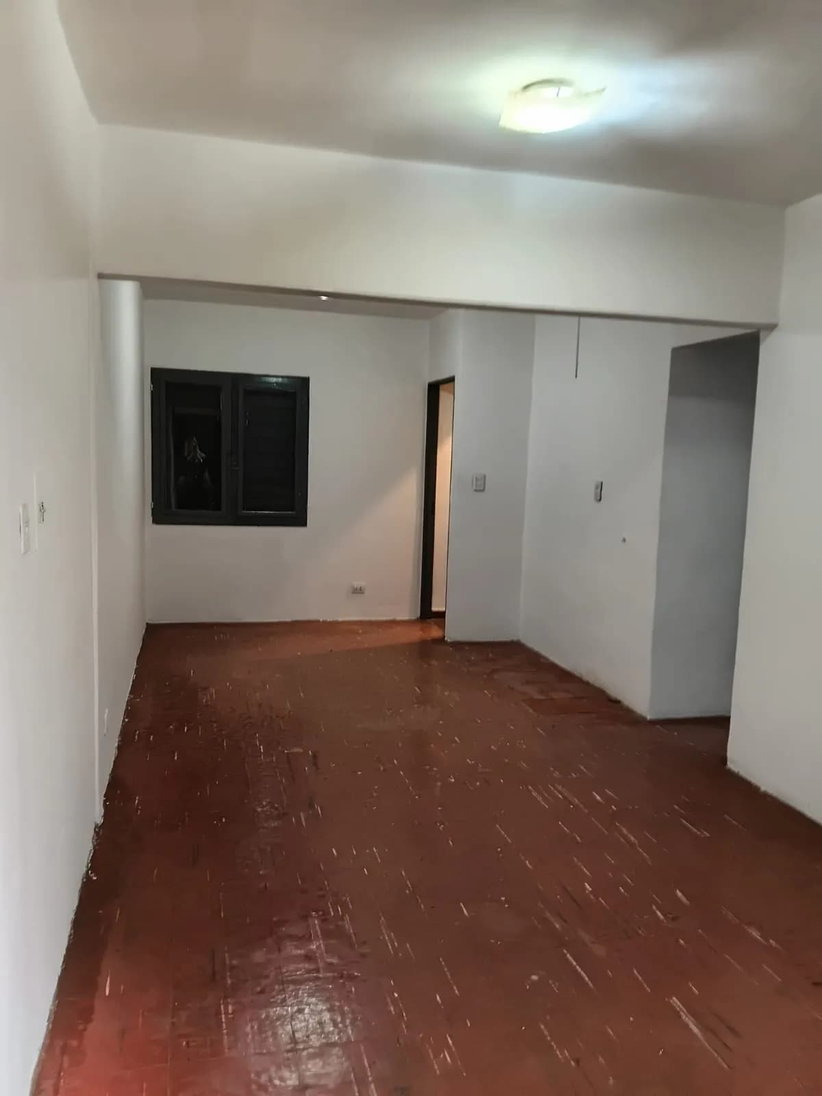Ambiente amplio y vacío sin muebles