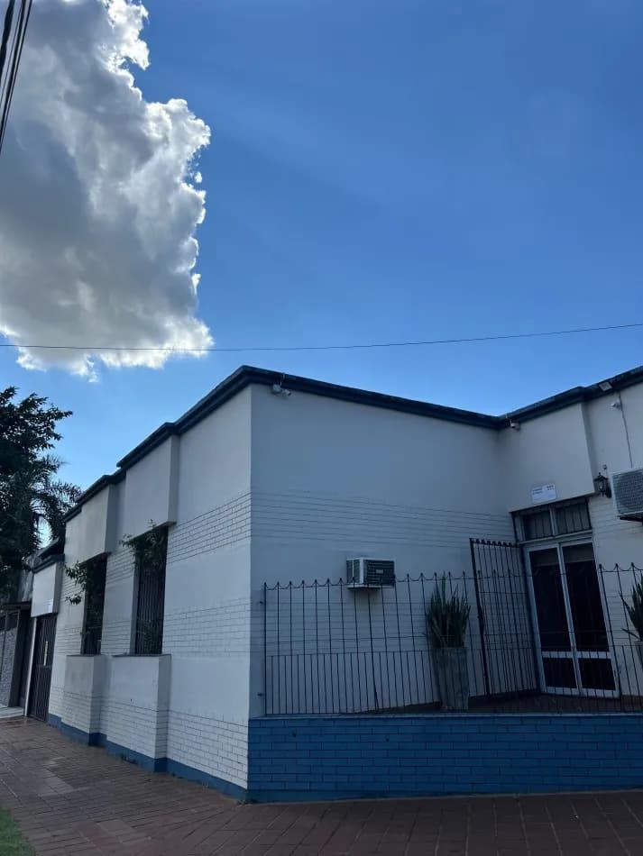 Casa blanca de una sola planta