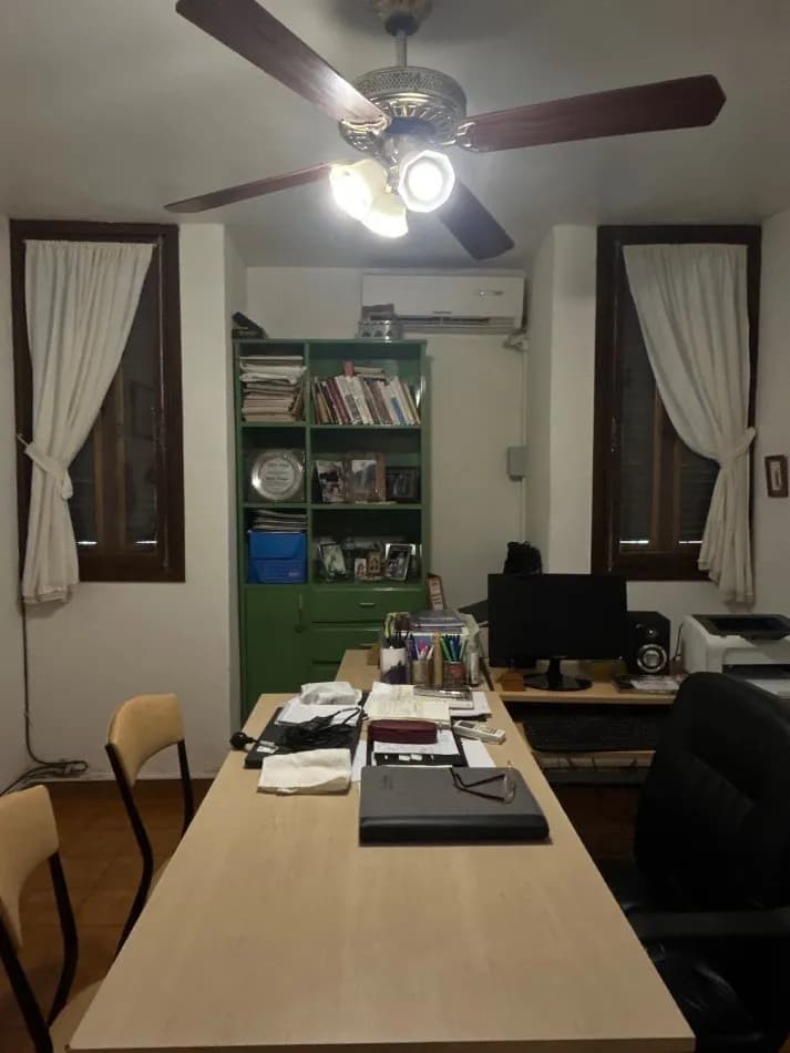 Oficina privada con amplio escritorio