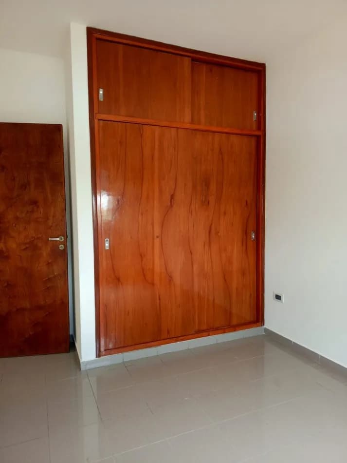 Dormitorio con amplio placard de madera