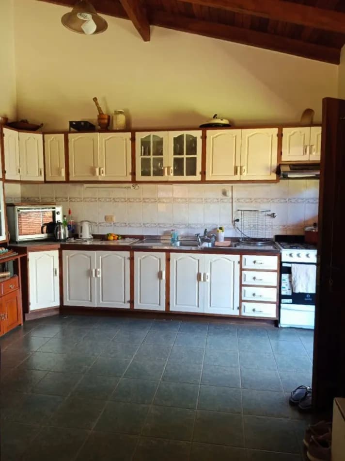 Cocina amplia con techo de madera