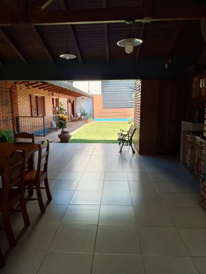 Amplia galería con vista al jardín